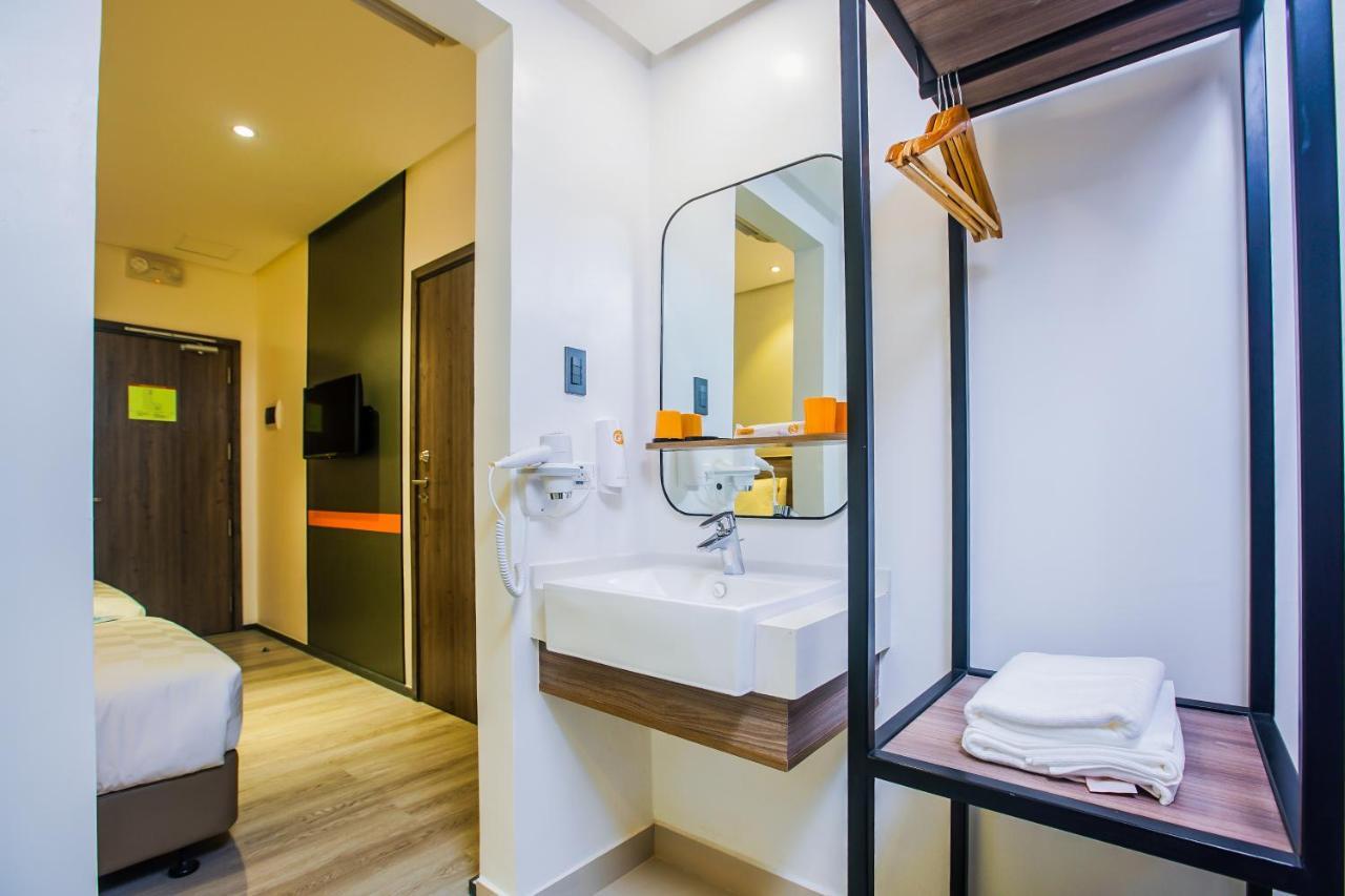 Go Hotels Plus Naga Exterior photo